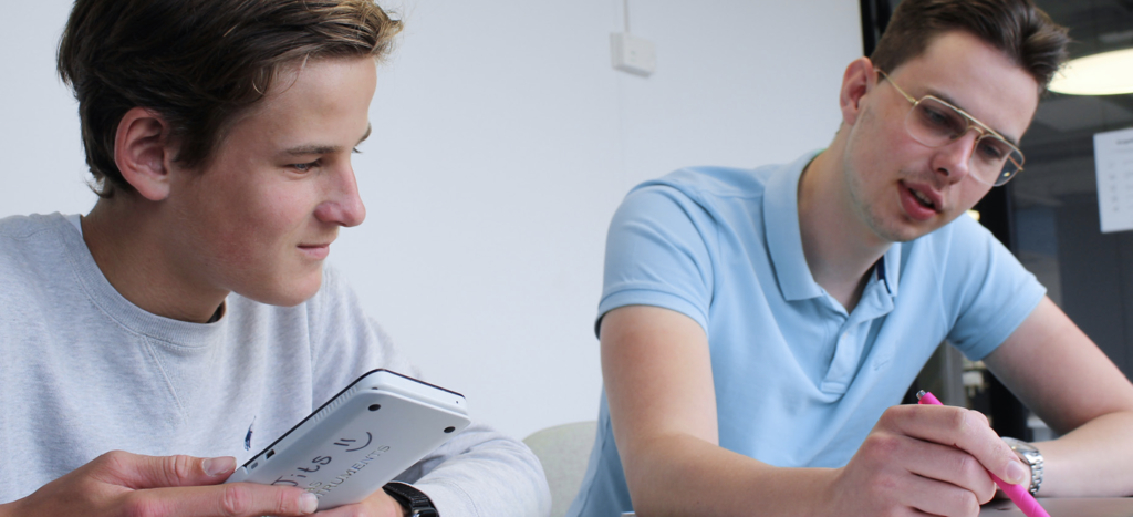 Bijlesdocenten geven bijles